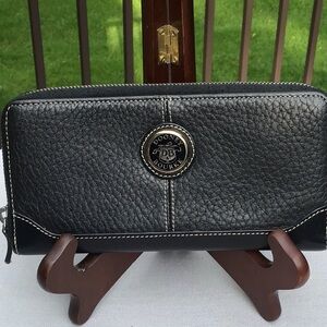 DOONEY BOURKE ZIP AROUND BLACK WALLET.